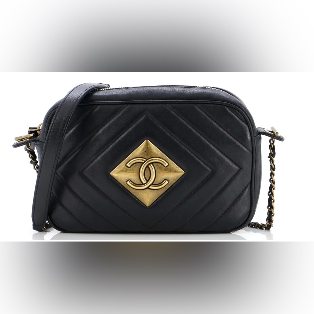 Beautiful Chanel Antiqued Cross Body! In very good used condition Very practical